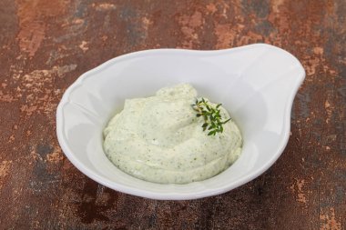 Bitki ve sarımsaklı süzme krema.