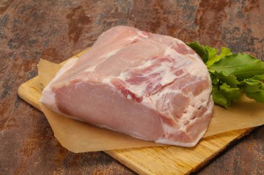 Çiğ domuz eti pişirmeye hazır.