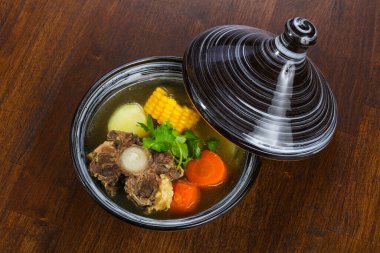 Et, sebze ve mısır çorbası.