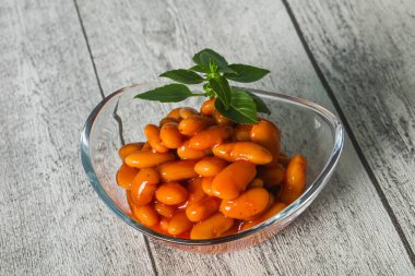 Domates soslu beyaz fasulye fesleğen yaprağı servis etti.