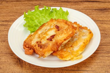 Ekmeğin içinde kızarmış morina balığı