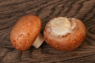 Arka planda Lezzetli Çiğ Kahverengi Şampiyonlar