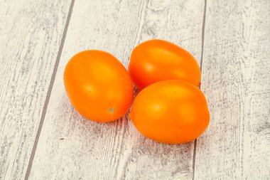 Lezzetli sebzeler - Arka planda sarı domates yığını