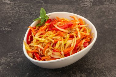 Havuç ve biberli vejetaryen lahana salatası 