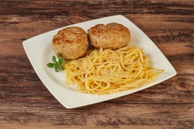 Peynirli spagetti ve ev yapımı tavuk pirzolası.