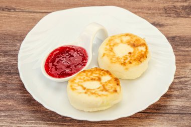 Kahvaltıda çilek reçelli süzme peynirli krep.