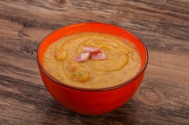 Füme domuz pirzolası ve bezelye kremalı çorba.