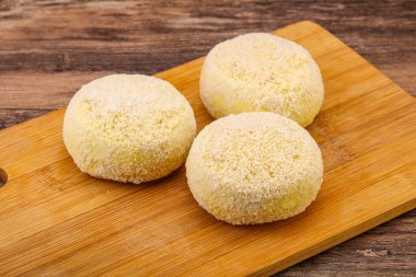 Çiğ patates ezmesi - doldurulmuş patates pirzolası - pişirmek için.