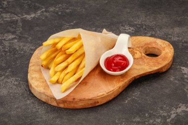 Domates soslu patates kızartması. 