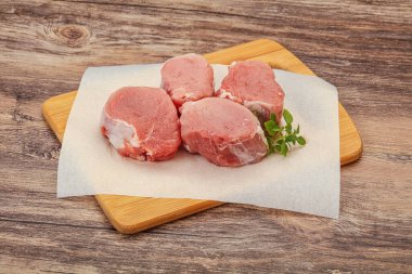 Çiğ domuz madalyonu yemek pişirmek için biberiye servis edilir.