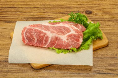 Izgara için çiğ domuz eti boyunlu biftek.