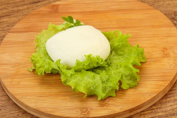 Bola Queijo Mozzarella Italiana Sobre Bordo — Fotografia de Stock