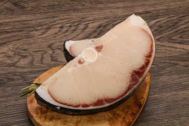 Çiğ köpekbalığı bifteği pişirmek için biberiye servis edilir.