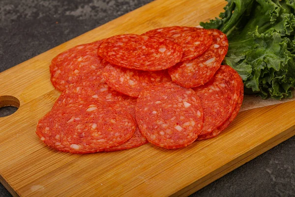 Italiano Spycy Pepperoni Salsicha Fatias Sobre Bordo — Fotografia de Stock