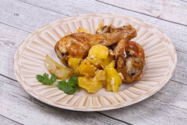 Kızarmış tavuk budu ve fırında patates.