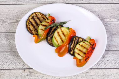 Izgara sebze, patlıcan, kabak ve biber tabakta.
