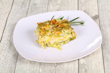 Somon ve brokolili güveç. Biberiye.