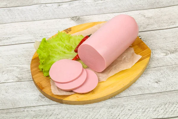 Salsicha Porco Fatiada Com Folhas Salada — Fotografia de Stock