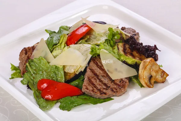 Salad with grilled beef, mushroom and vegetables