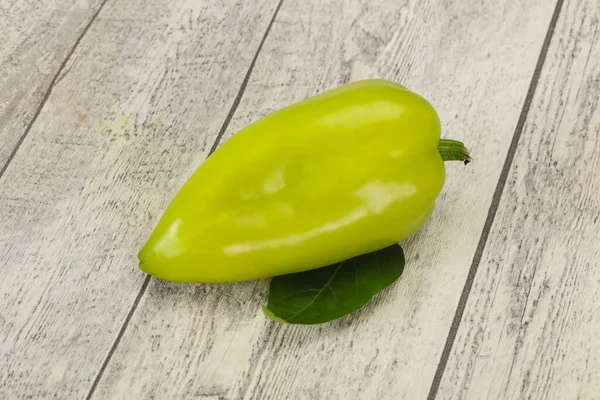 Rijpe Groene Paprika Houten Achtergrond — Stockfoto