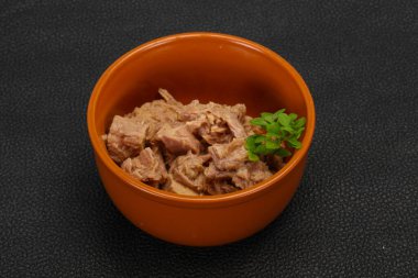 Kasede ton balığı konservesi fesleğen yaprağı var.