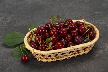 Yapraklarla dolu olgun kiraz yığını