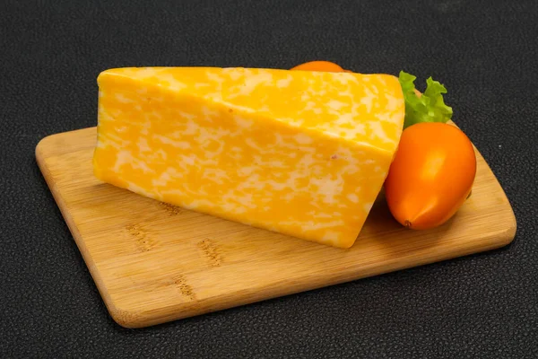 木制背景上的大理石奶酪三角形 — 图库照片