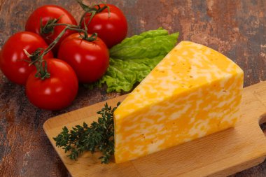 Lezzetli mermer peynir kekik servis edilir.