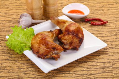 Çıtır çıtır kızarmış tavuk budu.