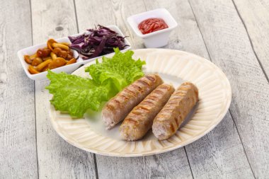 Mantar, salata ve lahana ızgara sosis servis