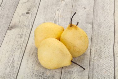 Sulu, olgun, sarı Çin armudu. 