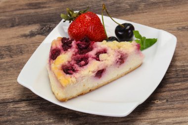 Kirazlı cheesecake çilekli ve naneli.