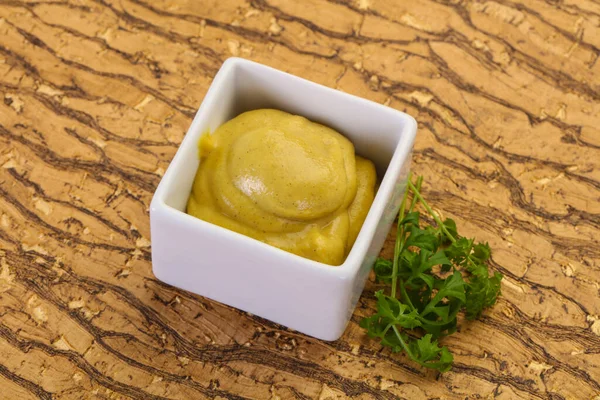 Saus Mustard Dalam Mangkuk Disajikan Peterseli — Stok Foto