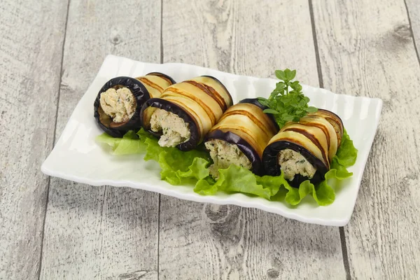 Gevulde Aubergine Met Kaas Kruiden Geserveerd Salade — Stockfoto