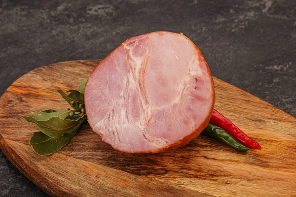 Ham Gesneden Het Bord Geserveerd Laurierbladeren — Stockfoto