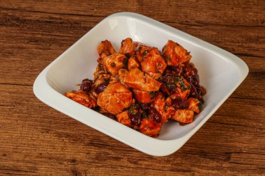 Kızarmış tavuk göğsü ve kırmızı fasulye.