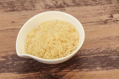 Tabakta çiğ Hint basmati pilavı