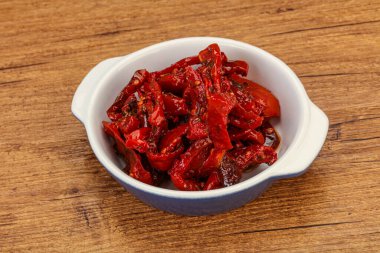 Zeytinyağı ve bitkilerle kurutulmuş domates.