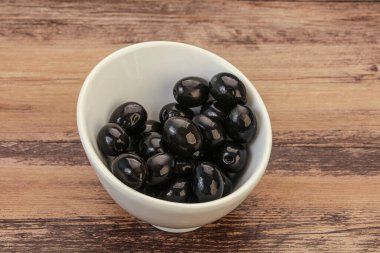 Kasede marine edilmiş siyah zeytin.