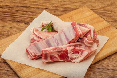 Çiğ kuzu kaburgası pişirmek için biberiye servis edilir.