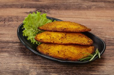 Fırında patates ve biberiye servis edilen baharatlar.