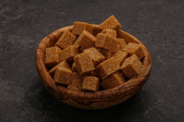 Kahverengi baston şeker yavruları kasede