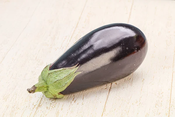 Svart Mogen Färsk Aubergine Över Bakgrunden — Stockfoto