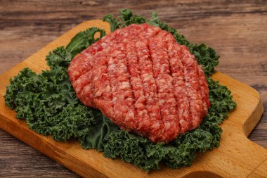 Izgara için çiğ sığır eti pirzolası.