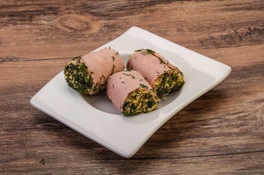 Peynirli ve sarımsaklı jambonlu sandviç.