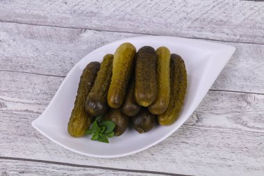 Kâsede fesleğen servis edilen salatalık yığını.