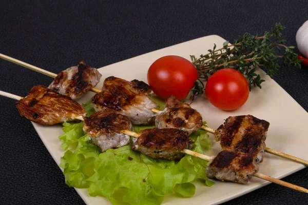 Brochettes Kebab Porc Dans Assiette Avec Feuilles Salade Tomates Servi — Photo