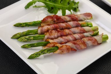 Pastırmalı kuşkonmaz ve haşlanmış yumurta.