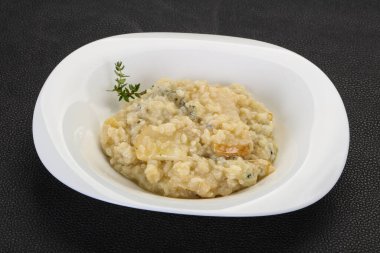 Armut ve gorgonzola peynirli risotto.
