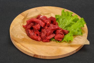 Çiğ et dilimlenmiş, pişirmeye hazır.